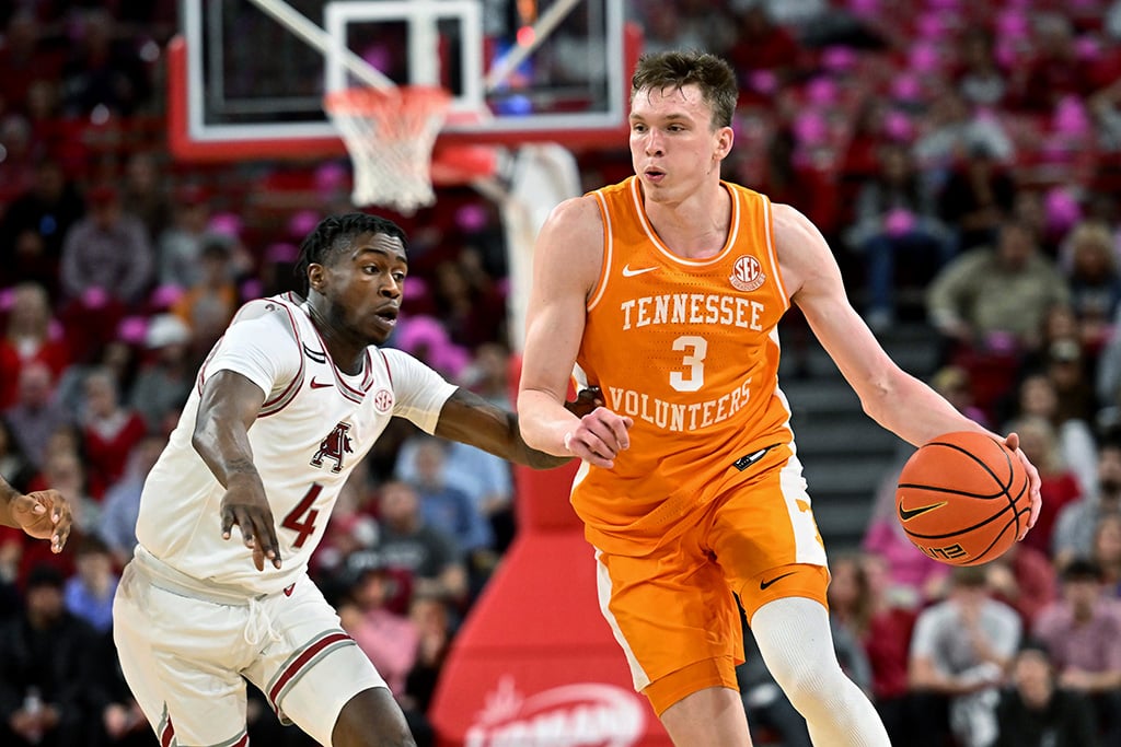 Tennessee blows out Arkansas 92-63